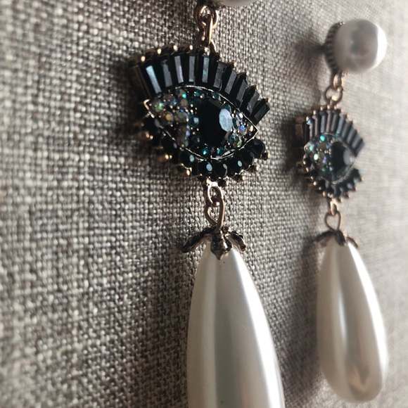 Tres Femmes earrings. - Picture 2 of 4